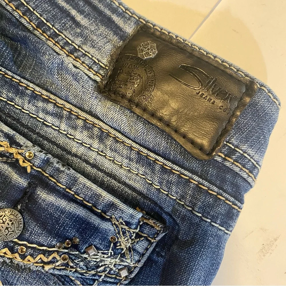 Silver Jeans Suki, boot cut,midrise, distressed 31” waist 27” inseam  8 1/2”rise - Picture 3 of 13